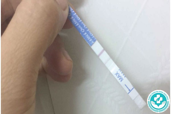 ảnh que thử thai 1 vạch đậm 1 vạch mờ