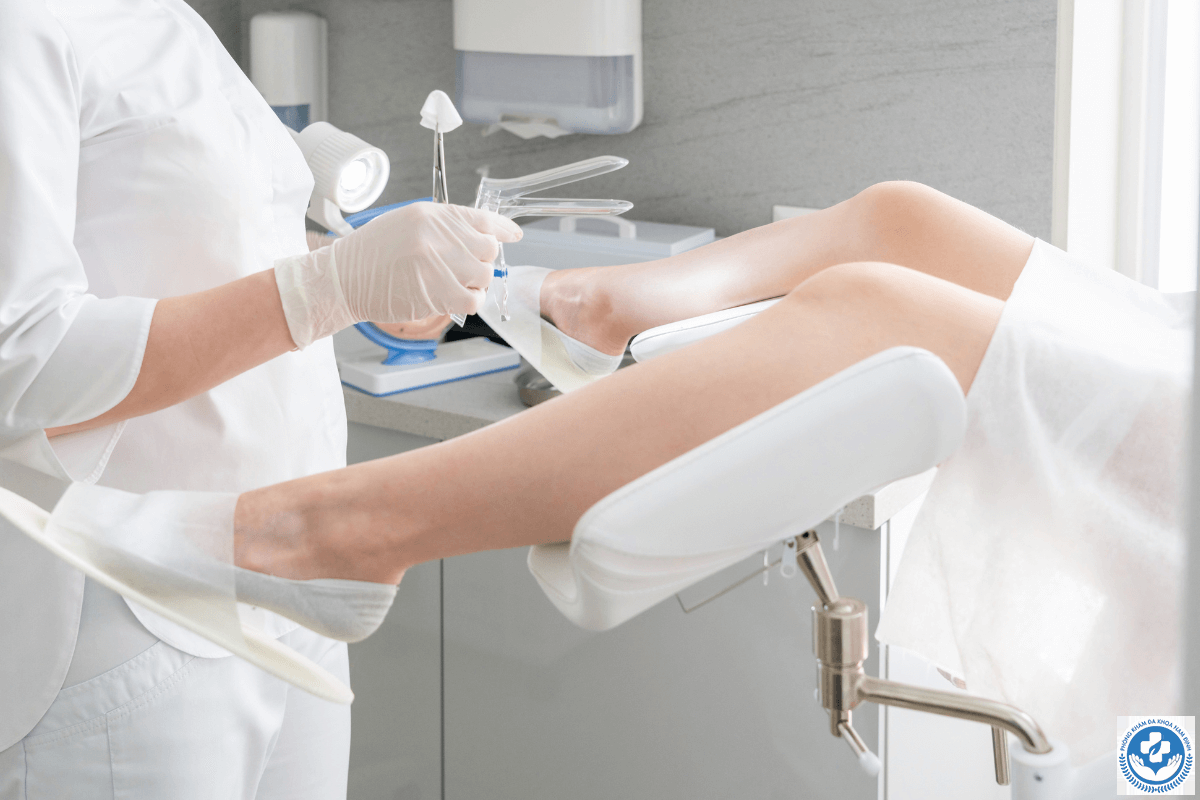 ngứa 2 bên mép vùng kín bôi gì